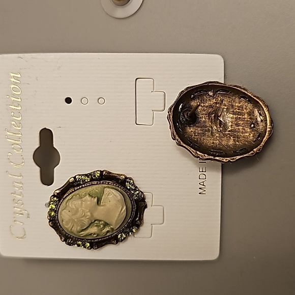 NWT Rhinestone Embellished Cameo Stud Earrings - Picture 3 of 5